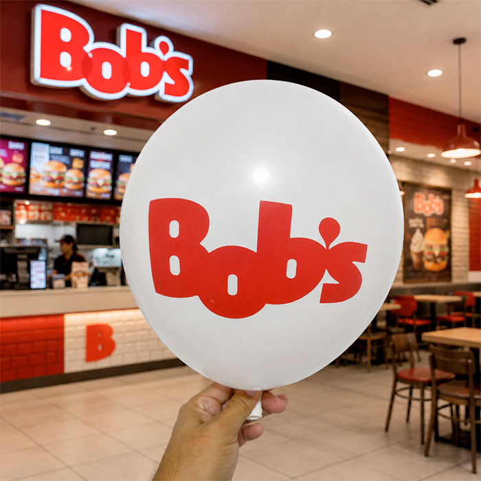 Balão de látex branco personalizado com impressão vermelha em uma cor