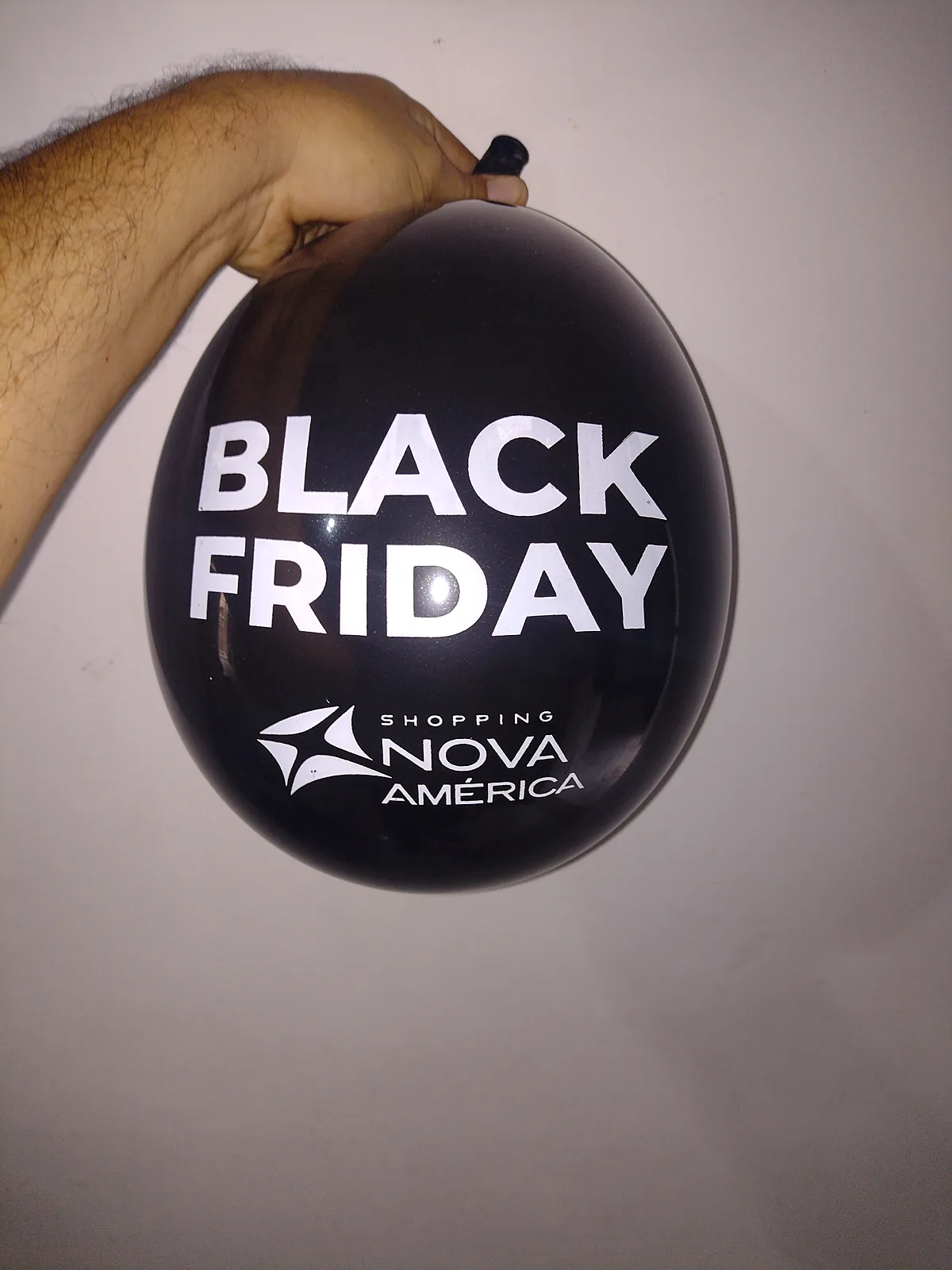 Balão personalizado para Black Friday em shopping