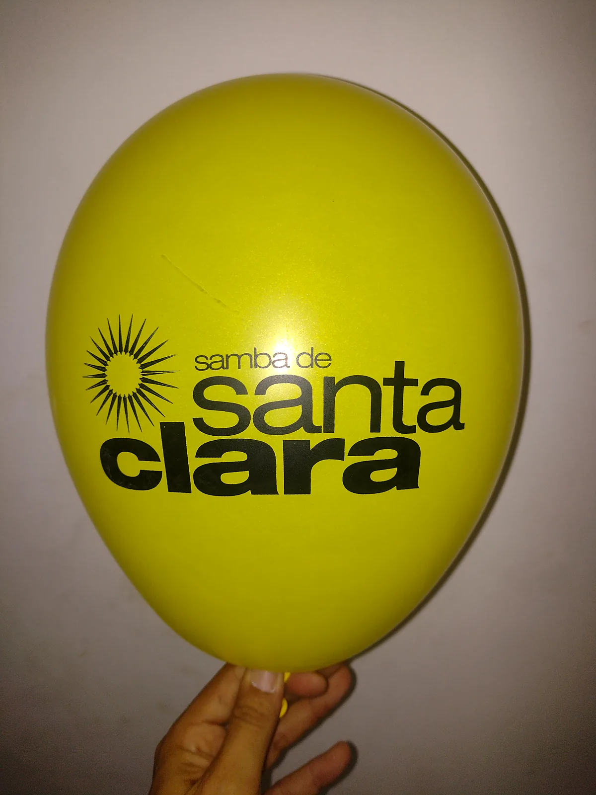 Balão amarelo personalizado para evento Santa Clara