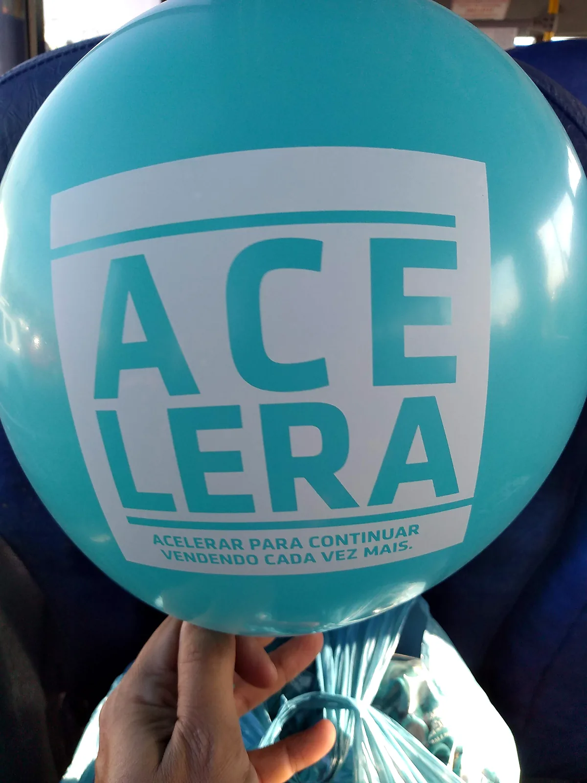 Balão personalizado Acelera em ação corporativa