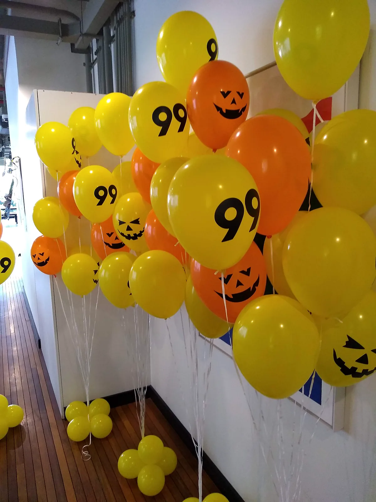 Balões personalizados amarelos em ação promocional
