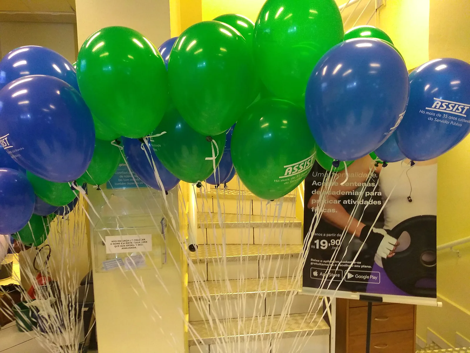 Balões personalizados azuis e verdes em evento Assist