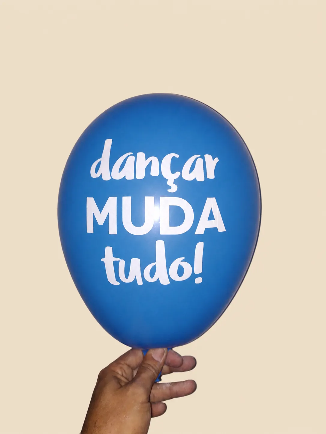 Balão azul com a frase dançar muda tudo