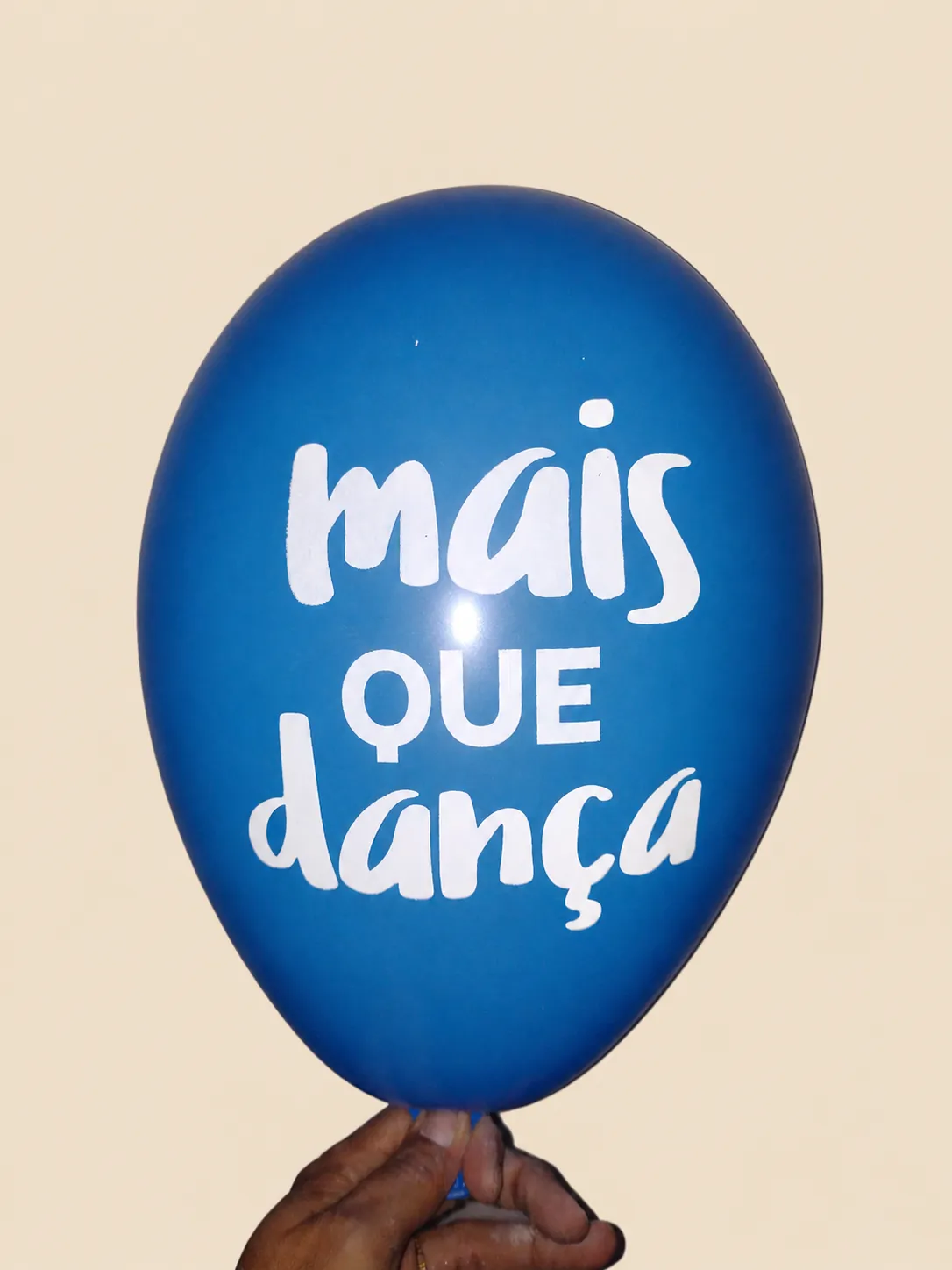 Balão azul com a frase mais que dança