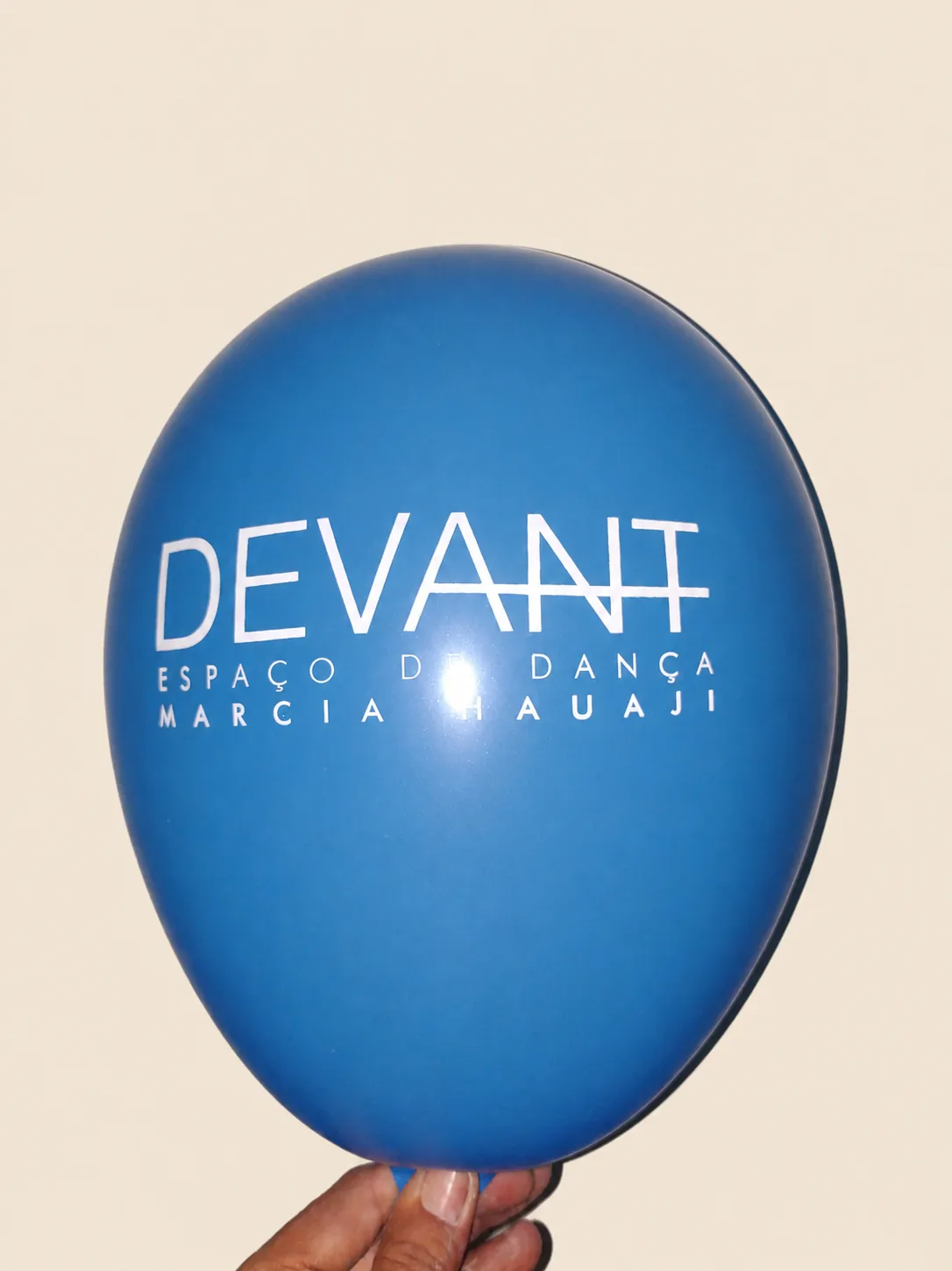 Balão azul personalizado para academia de dança sobre fundo bege neutro