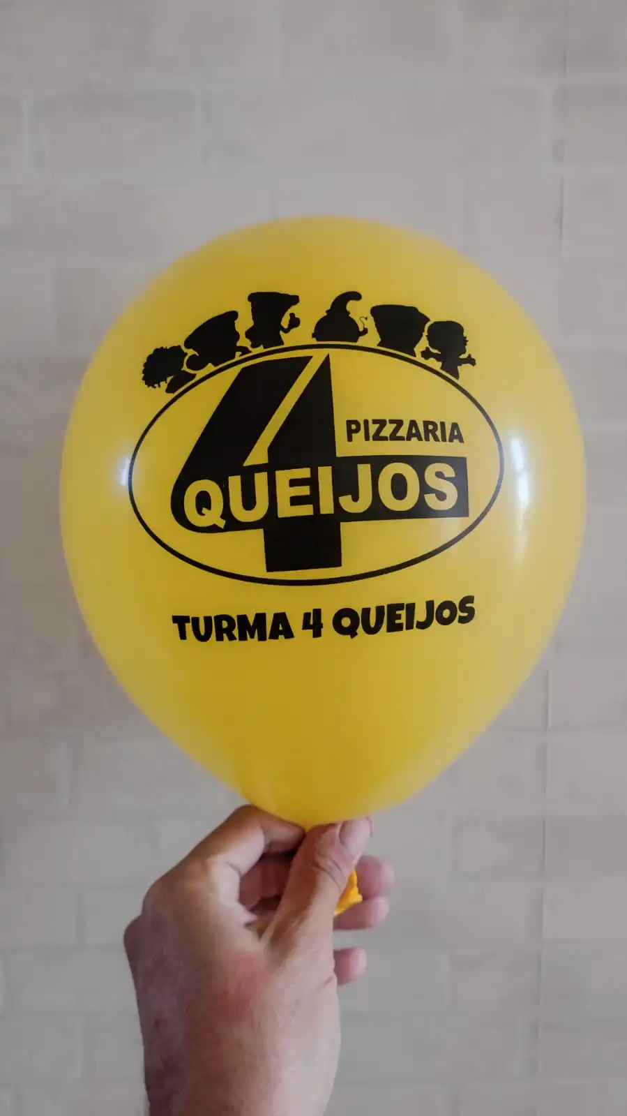 Balão amarelo da pizzaria Turma 4 Queijos com impressão preta
