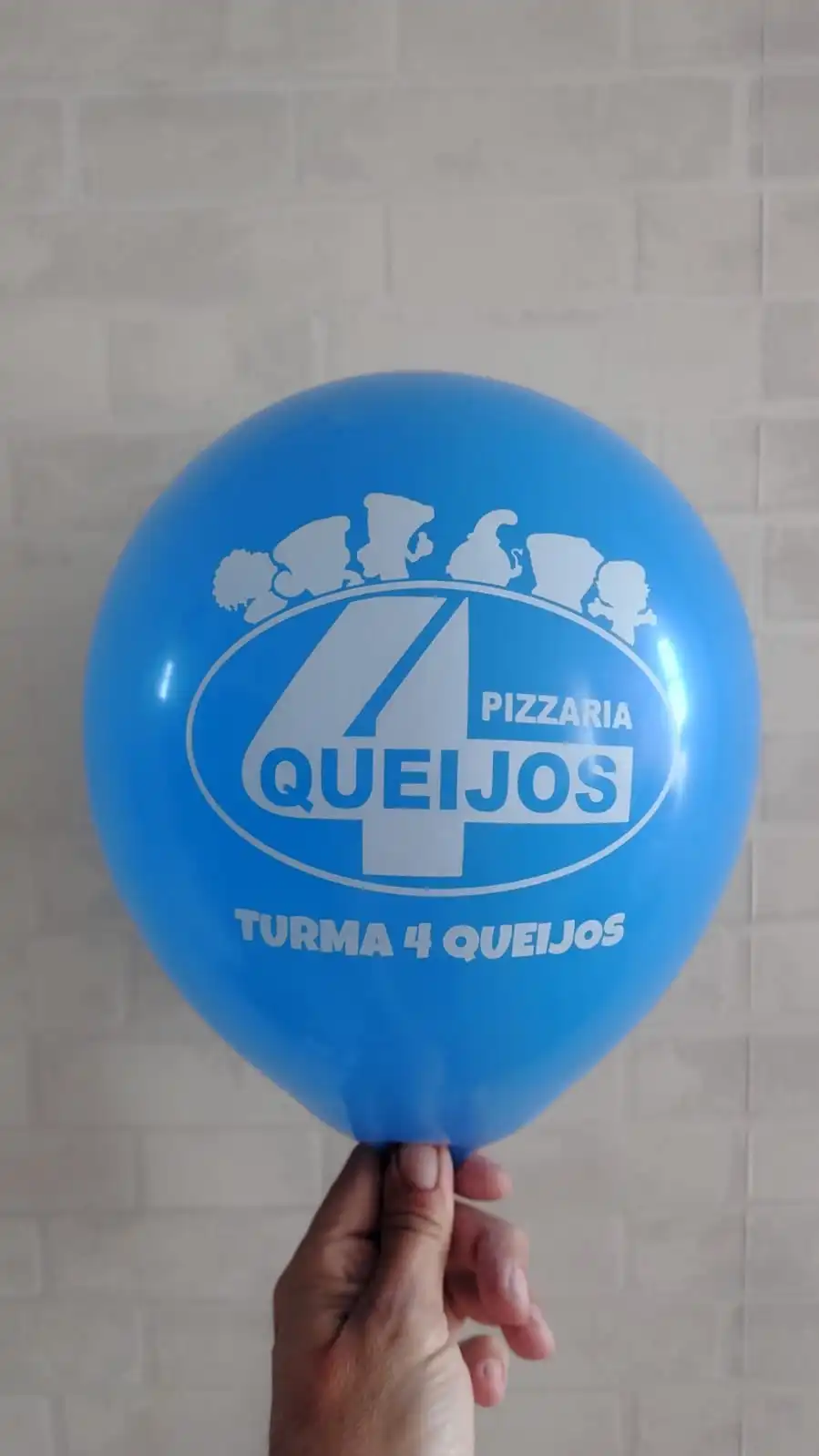 Balão azul da pizzaria Turma 4 Queijos com impressão branca