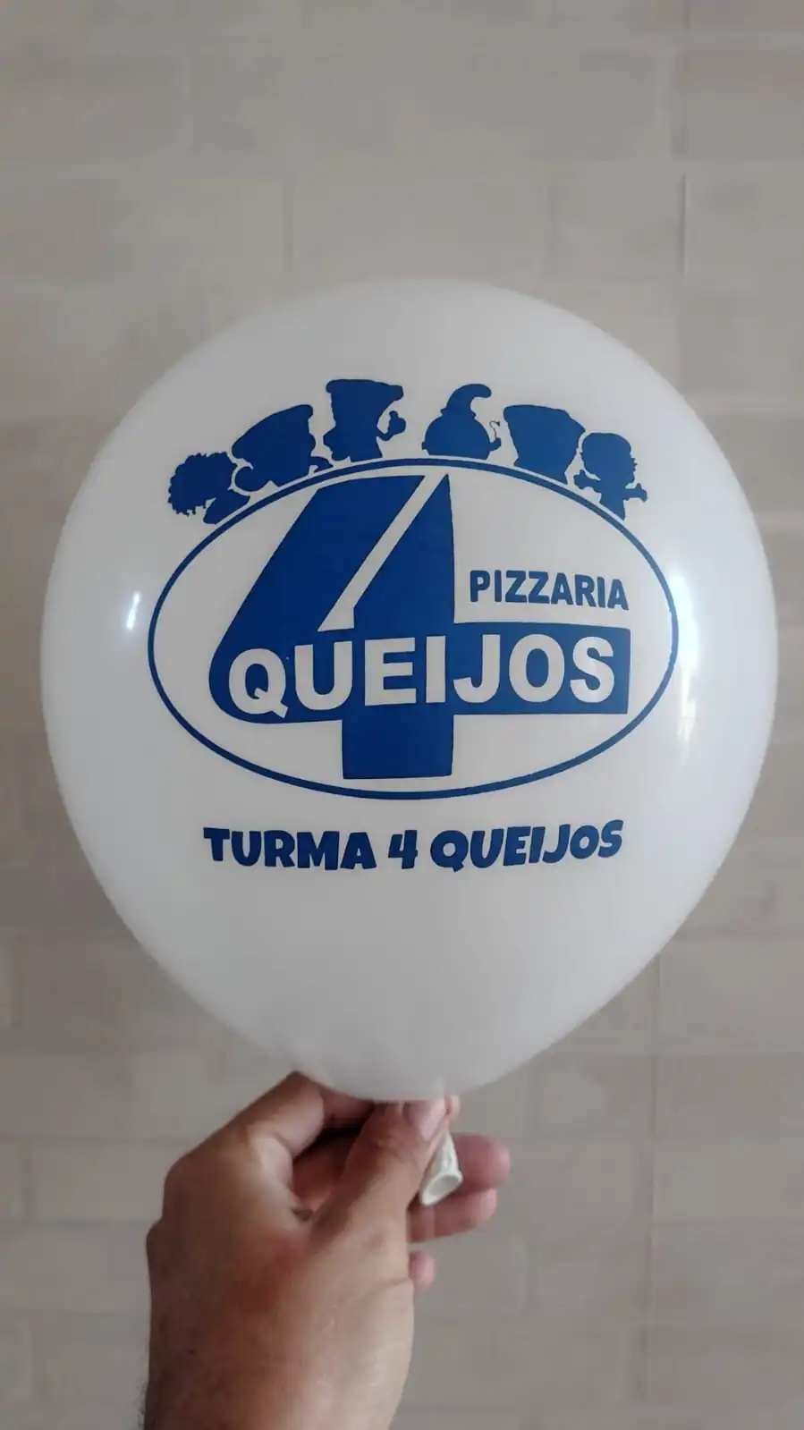 Balão branco da pizzaria Turma 4 Queijos com impressão azul