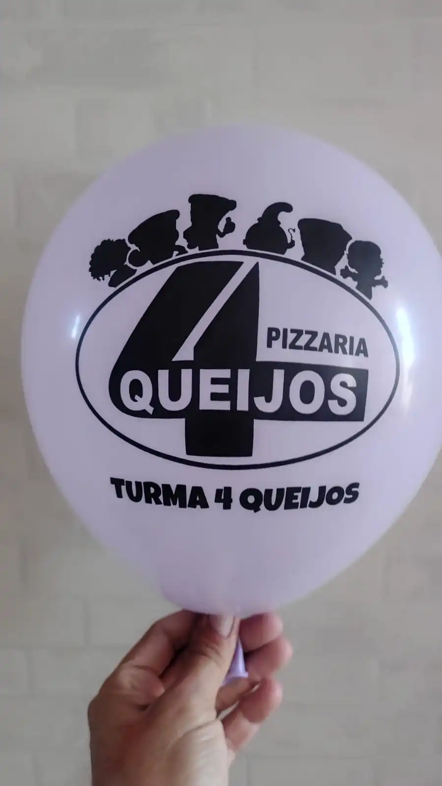 Balão branco da pizzaria Turma 4 Queijos com impressão preta