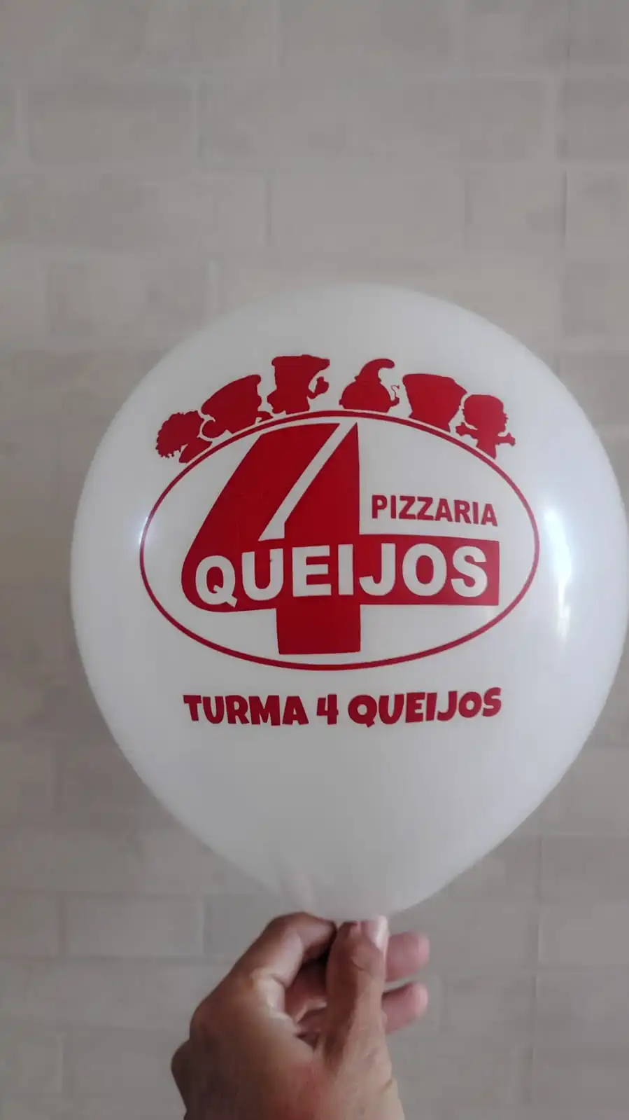 Balão branco da pizzaria Turma 4 Queijos com impressão vermelha
