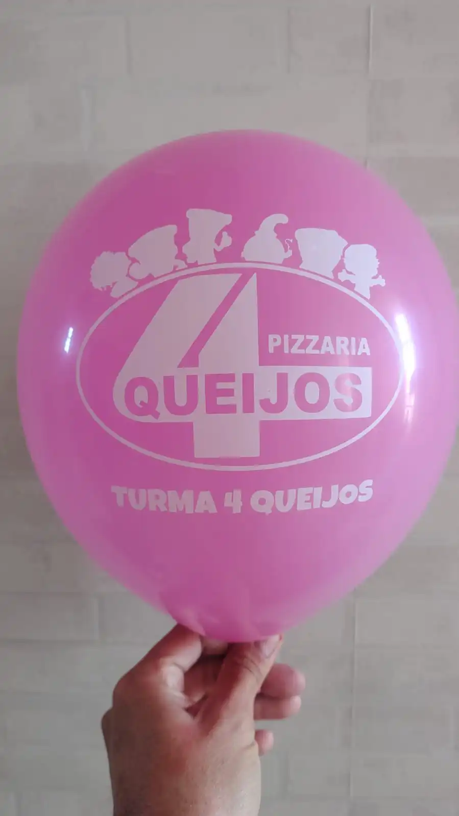 Balão rosa da pizzaria Turma 4 Queijos com impressão branca