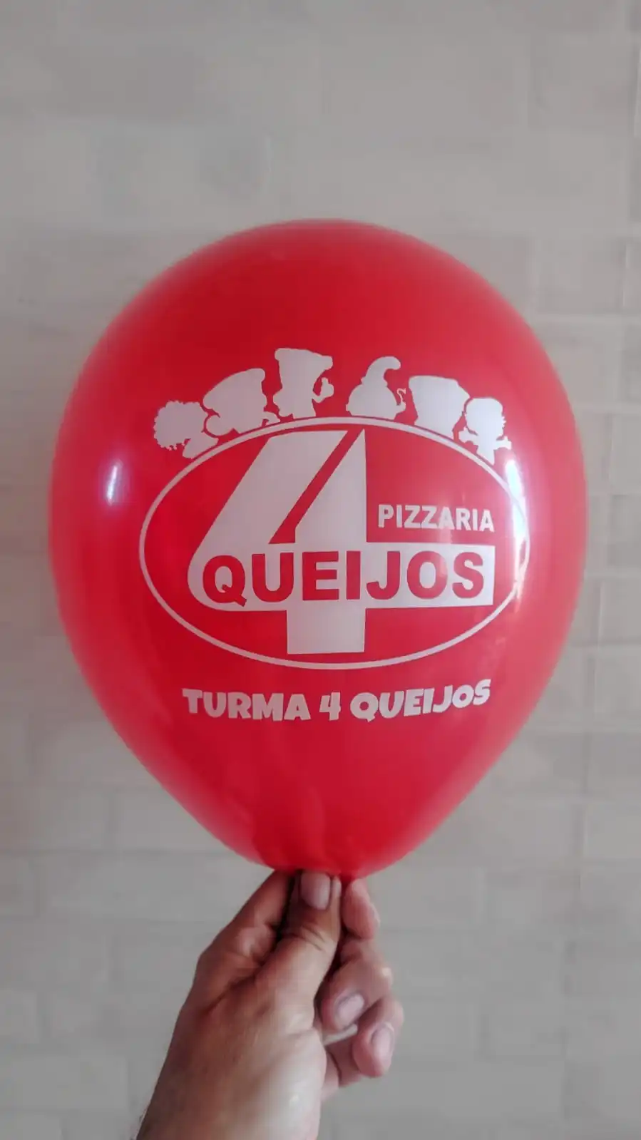 Balão vermelho com impressão branca da pizzaria Turma 4 Queijos