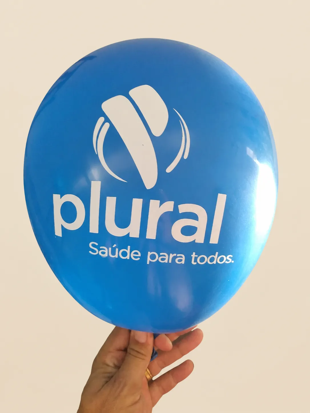 Balão azul personalizado para empresa de plano de saúde sobre fundo bege neutro