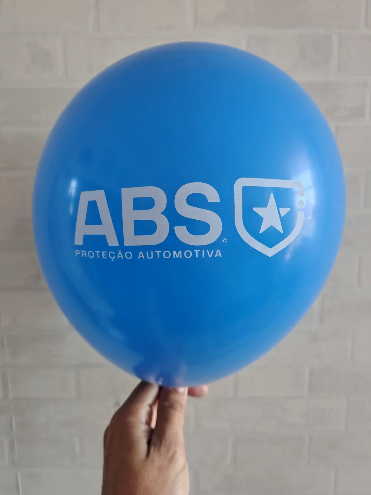 Balão azul com a marca ABS Proteção Automotiva e impressão branca