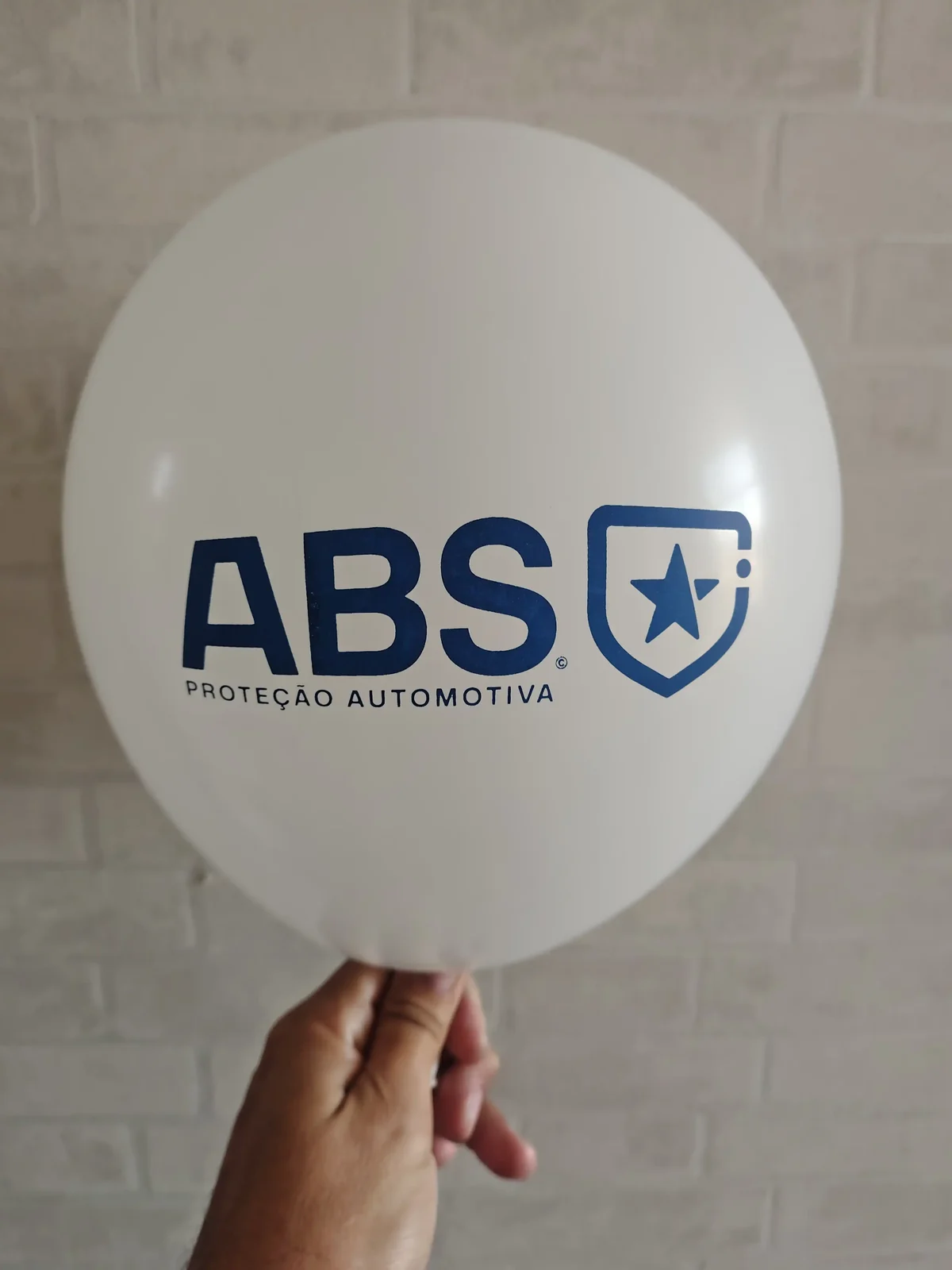 Balão branco com a marca ABS Proteção Automotiva e impressão azul