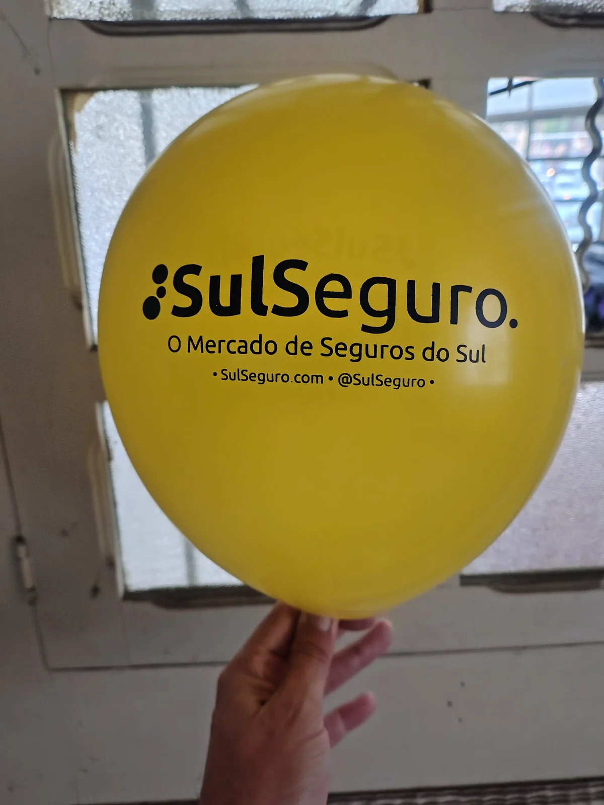 Balão amarelo com a marca Sulseguro e impressão preta