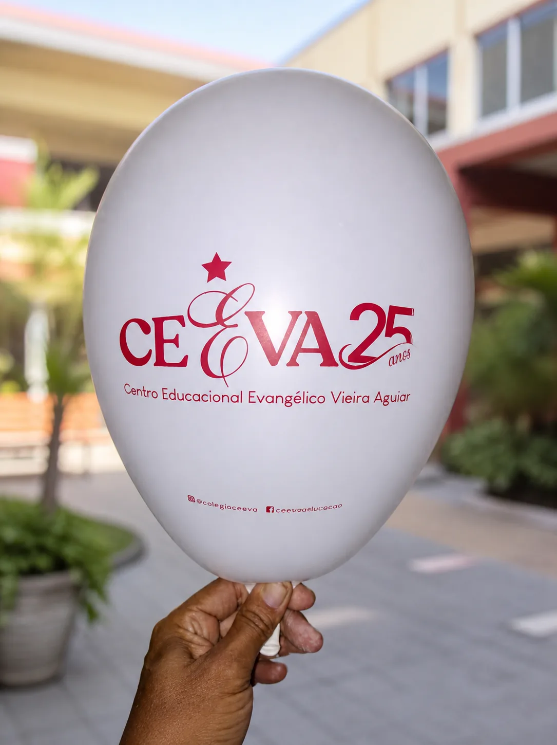 Balão branco personalizado do Centro Educacional Evangélico Vieira Aguiar