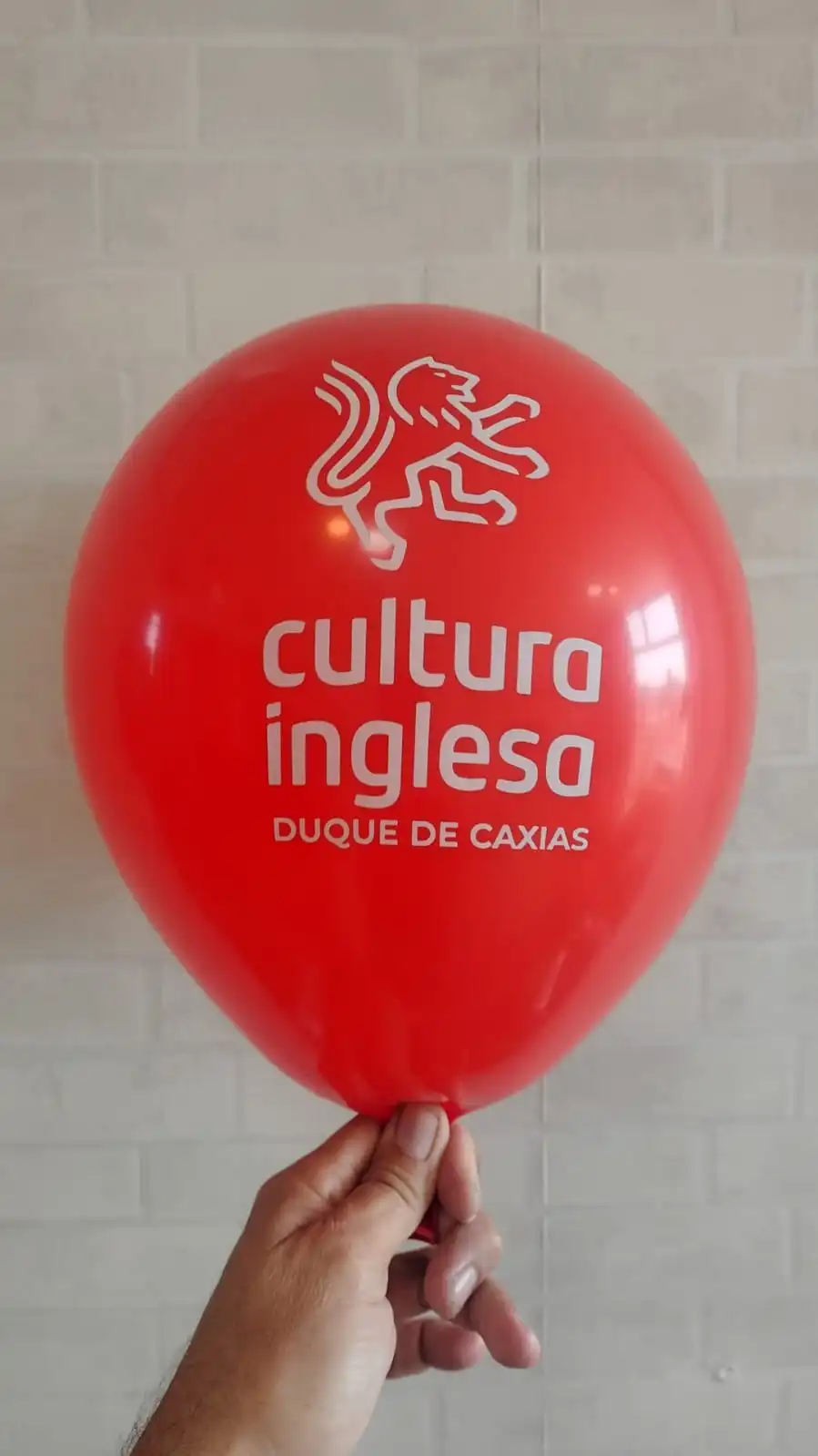 Balão vermelho com impressão branca da Cultura Inglesa