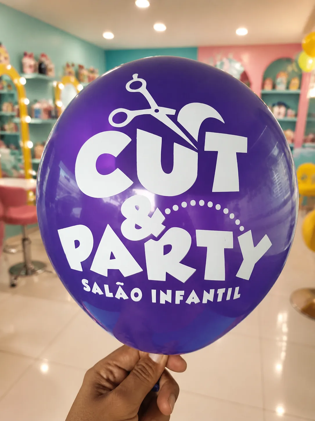 Balão roxo personalizado para salão infantil