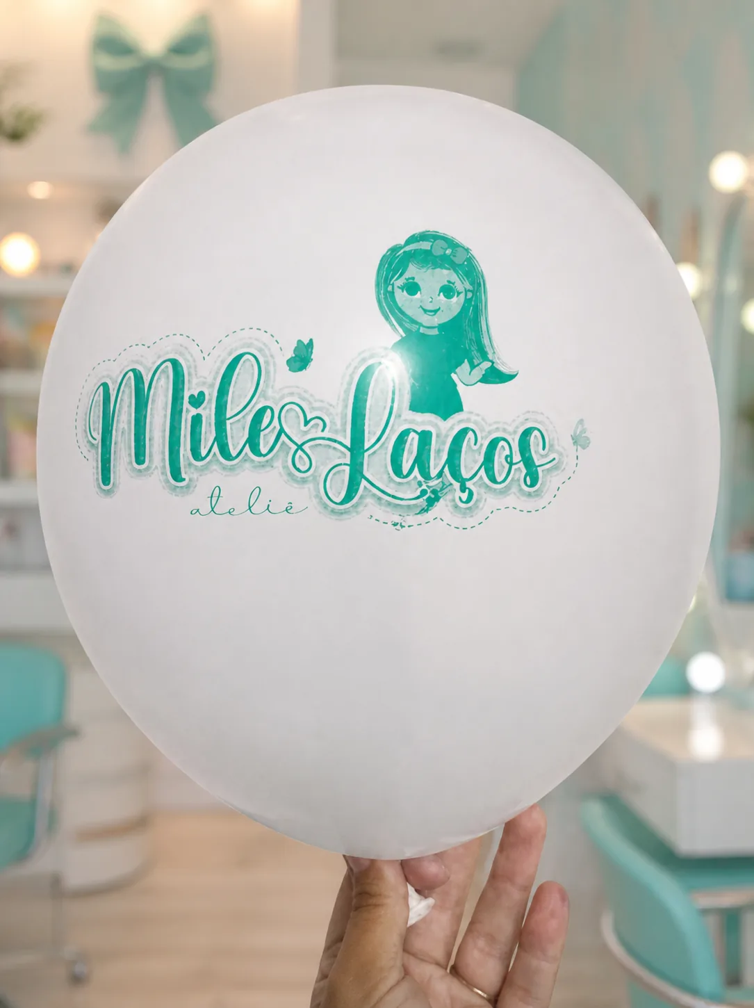Balão branco personalizado para marca infantil de beleza