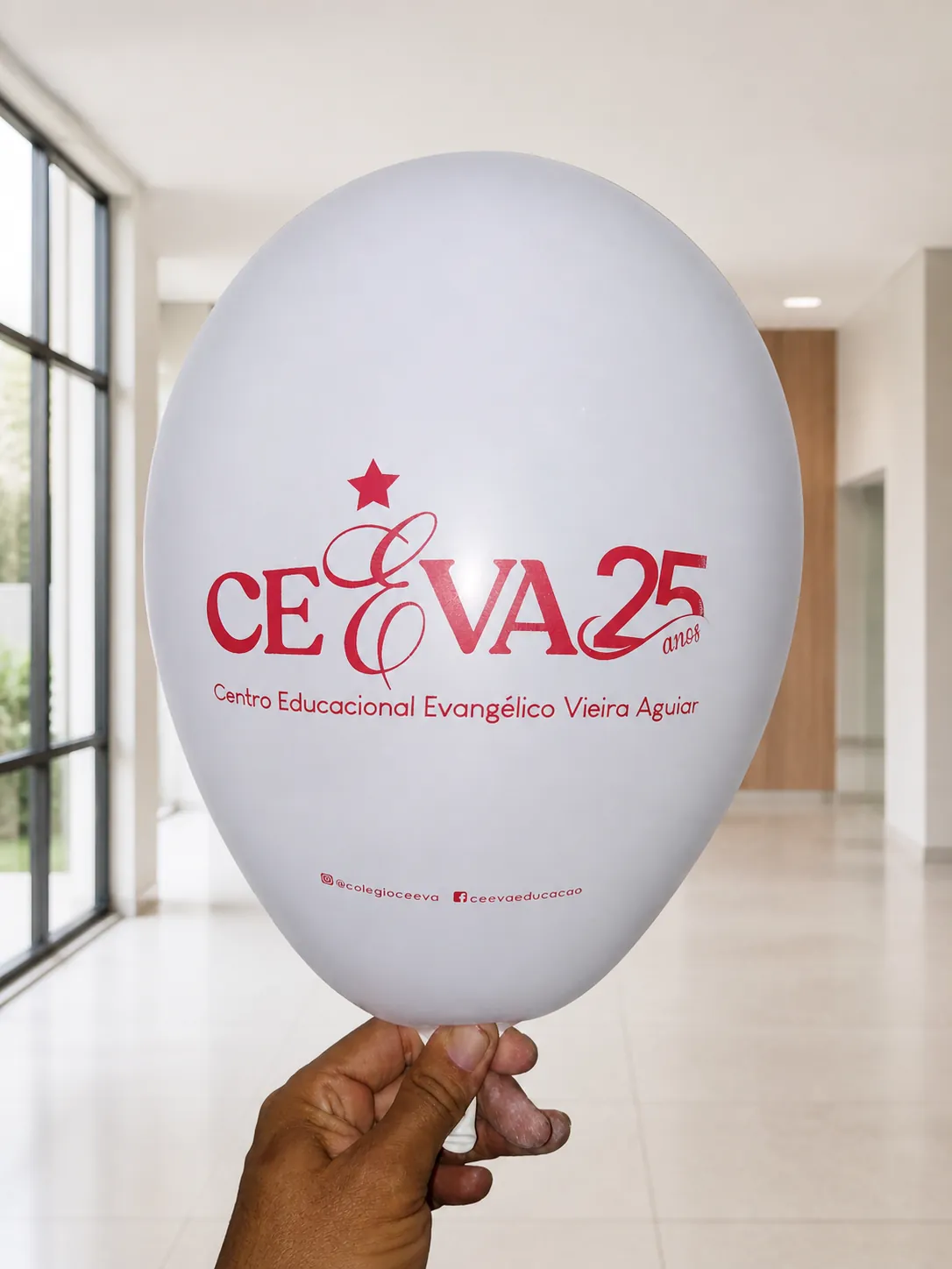 Balão branco personalizado para aniversário de centro educacional evangélico