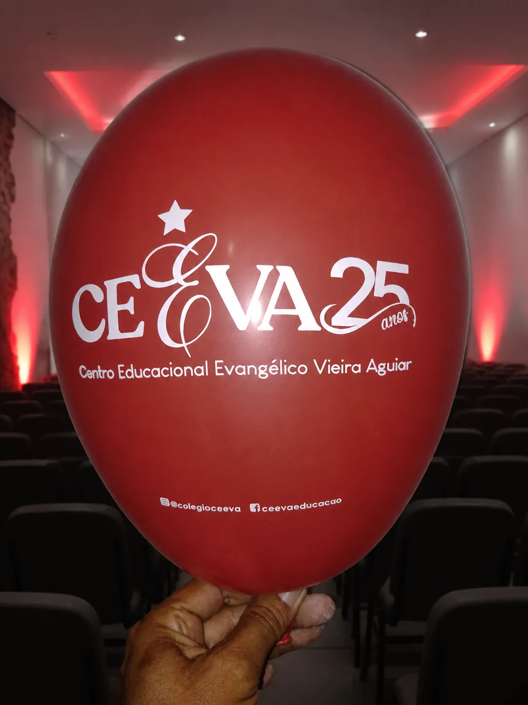 Balão vermelho personalizado para aniversário de instituição evangélica