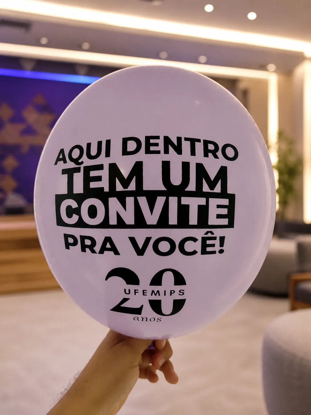 Balão branco personalizado com convite para congresso evangélico