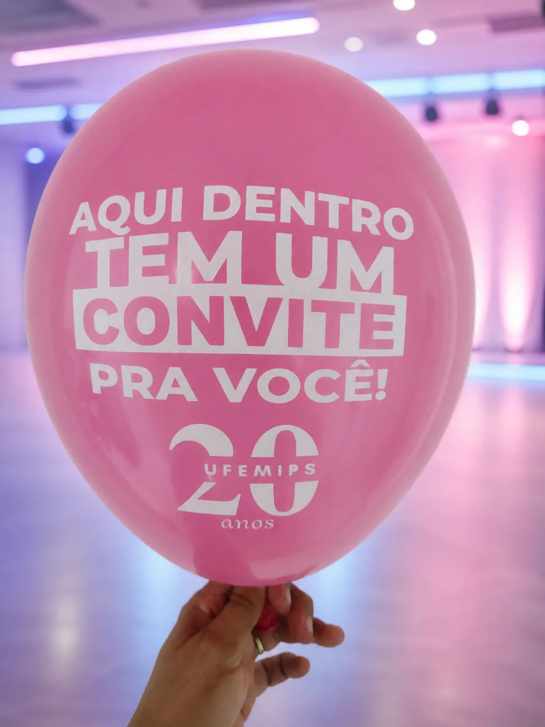 Balão rosa personalizado com convite para evento evangélico