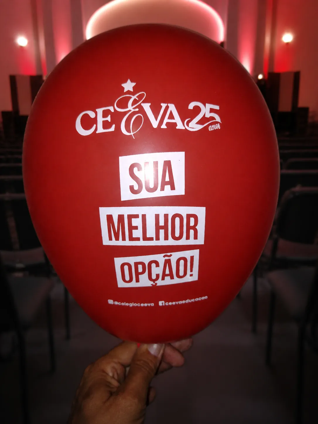 Balão vermelho personalizado para evento educacional evangélico