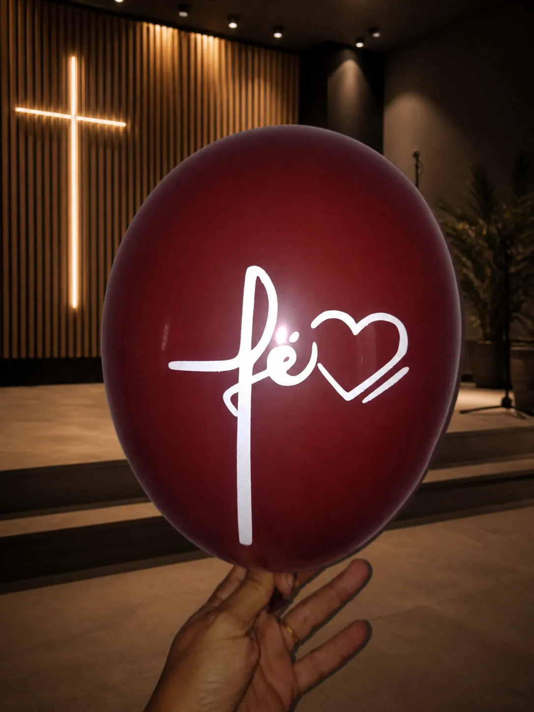 Balão vermelho personalizado com mensagem de fé para culto evangélico