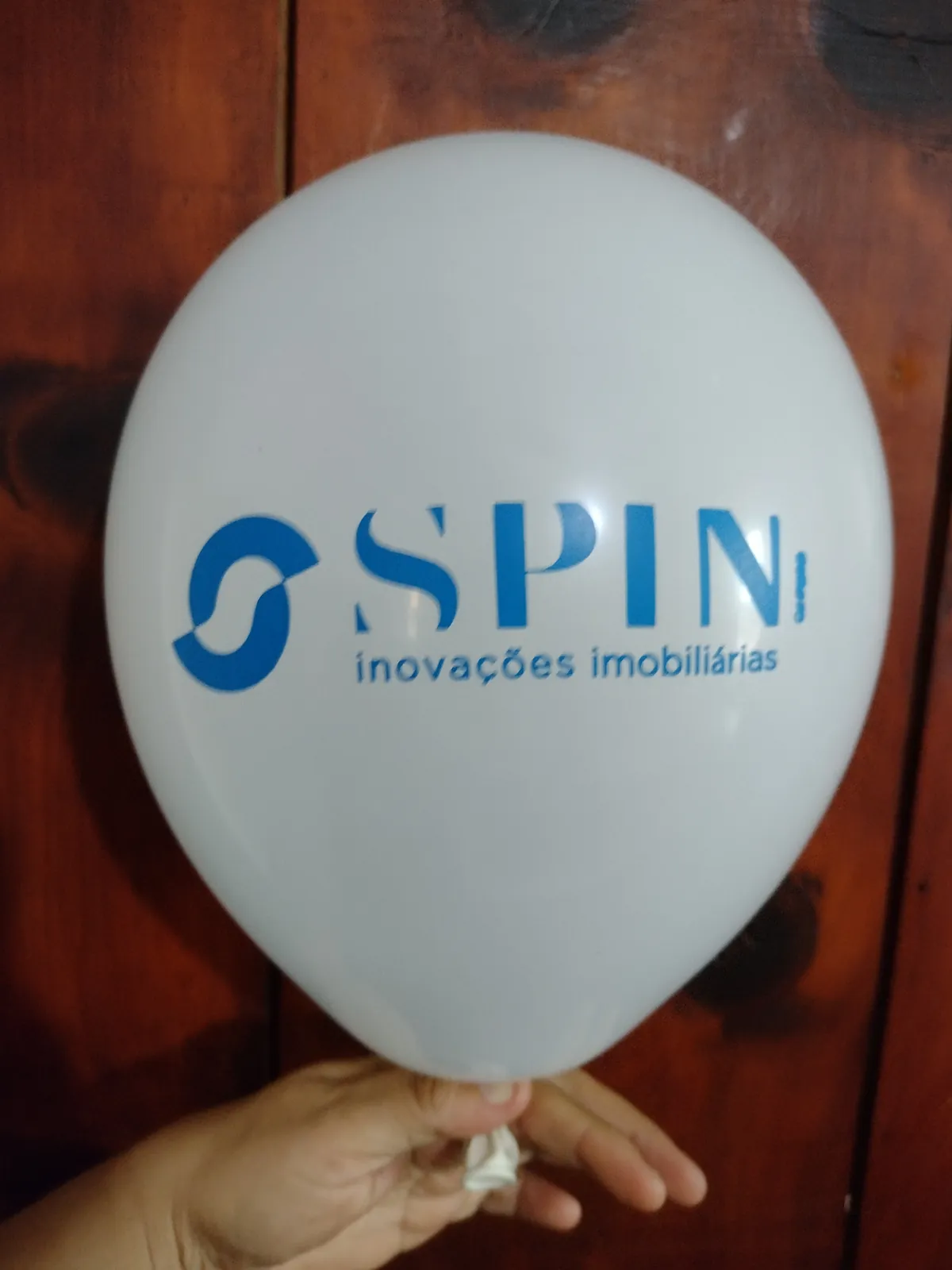 Balão branco personalizado para empresa do setor imobiliário