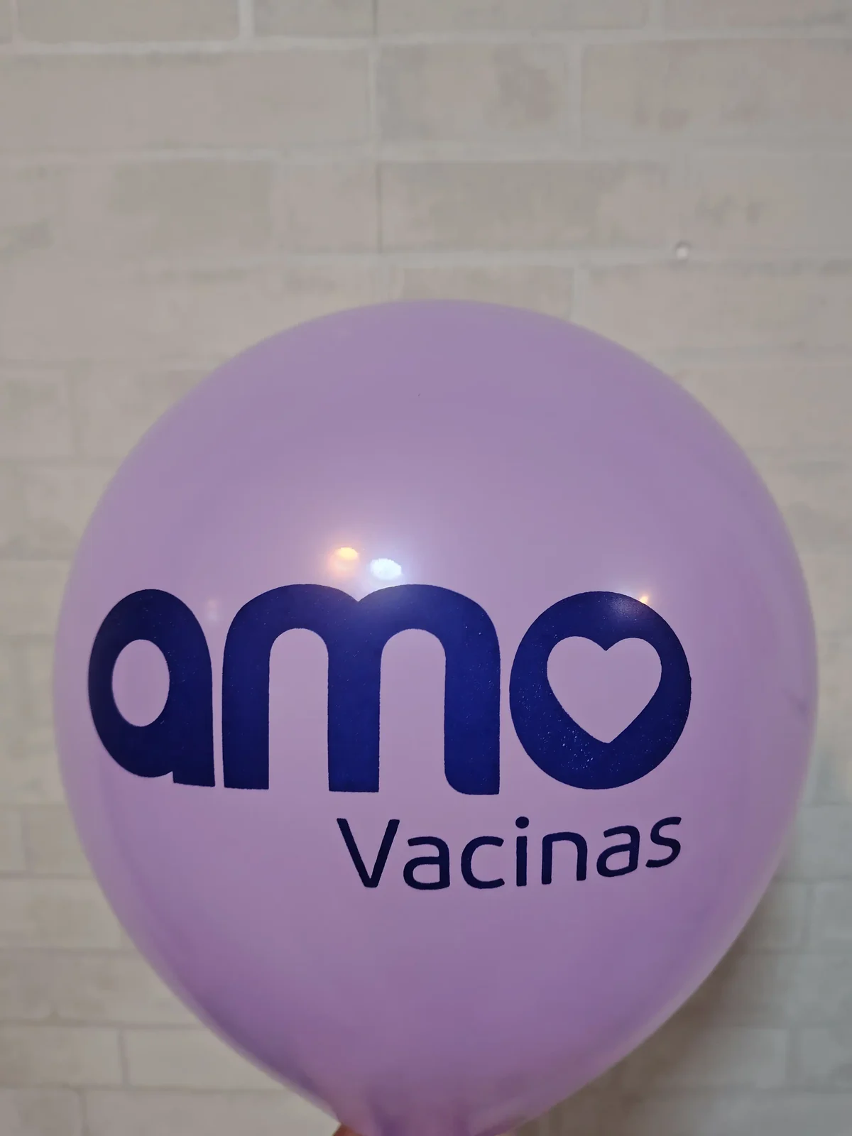 Balão lilás com a marca Amo Vacinas
