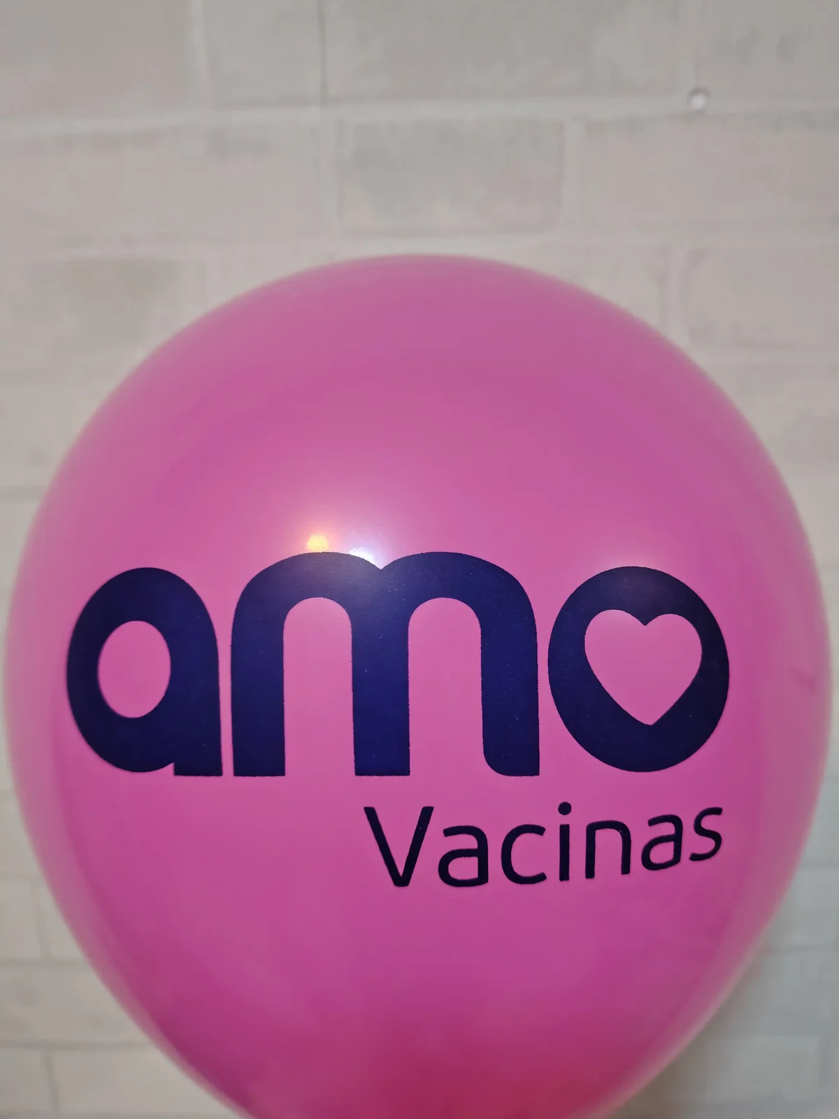 Balão rosa com a marca Amo Vacinas