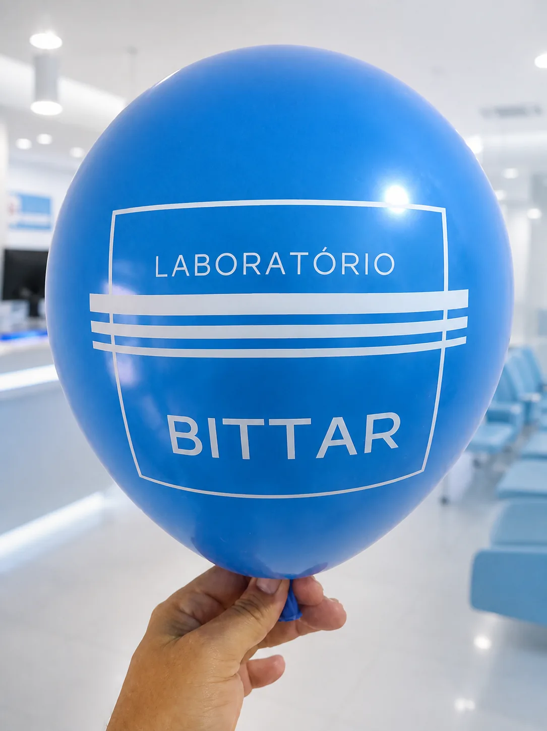 Balão azul personalizado em branco para Laboratório Bittar