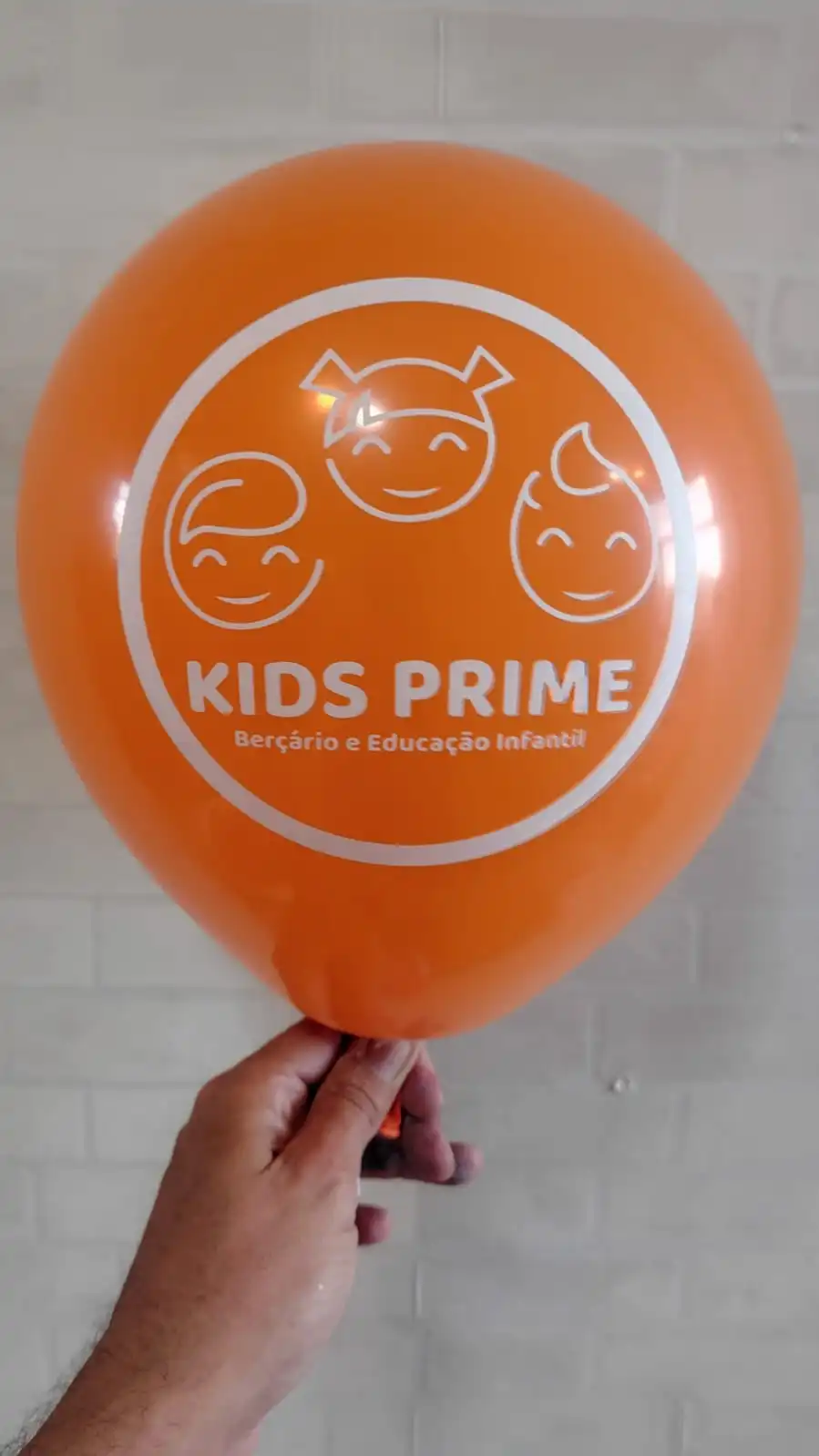Balão laranja com impressão branca da Kids Prime
