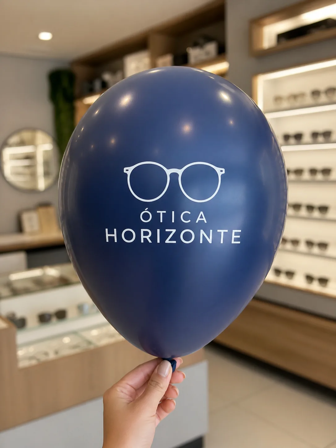 Imagem ilustrativa de balão azul para ótica com marca fictícia