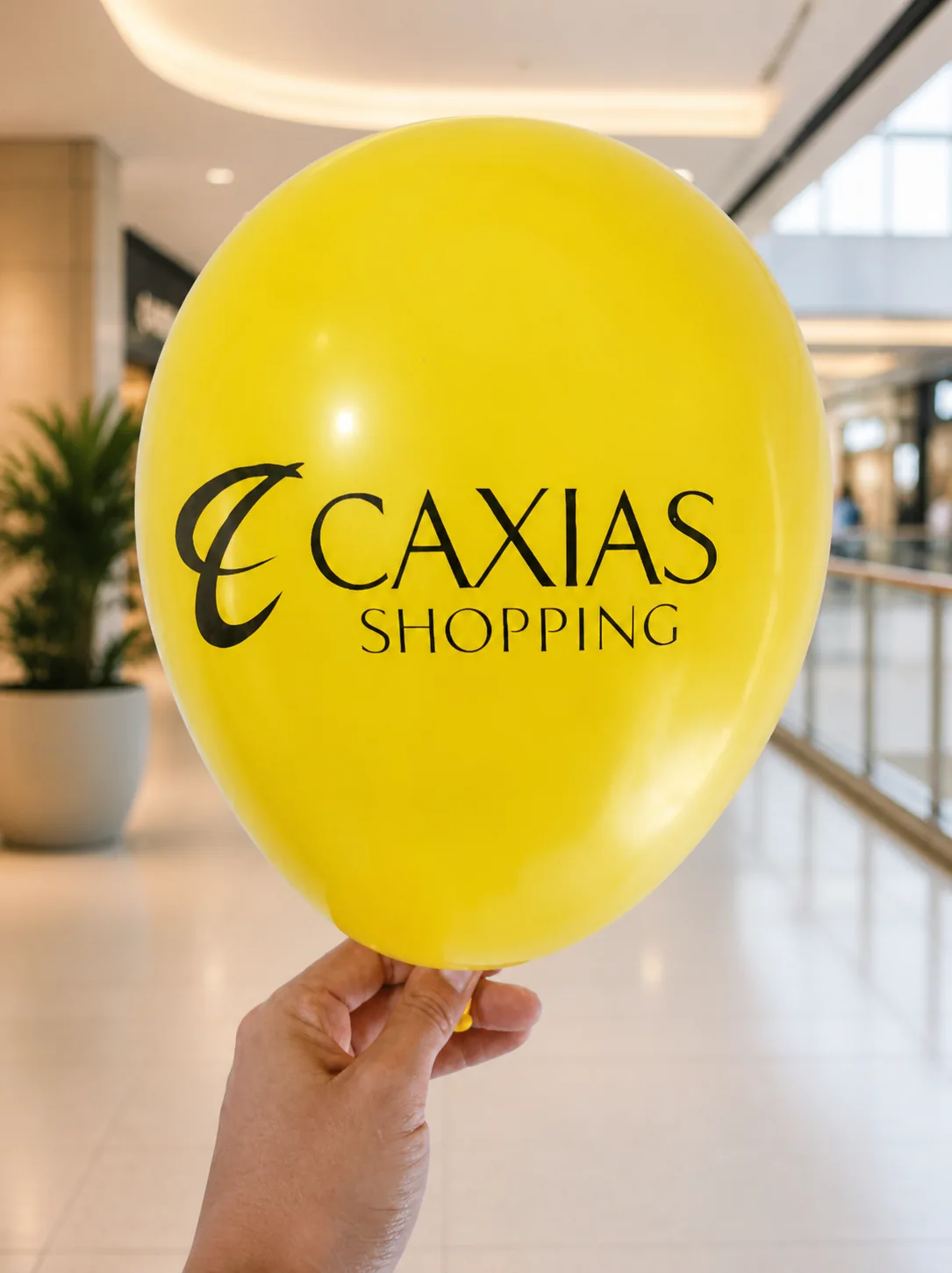 Balão amarelo personalizado para campanha em shopping