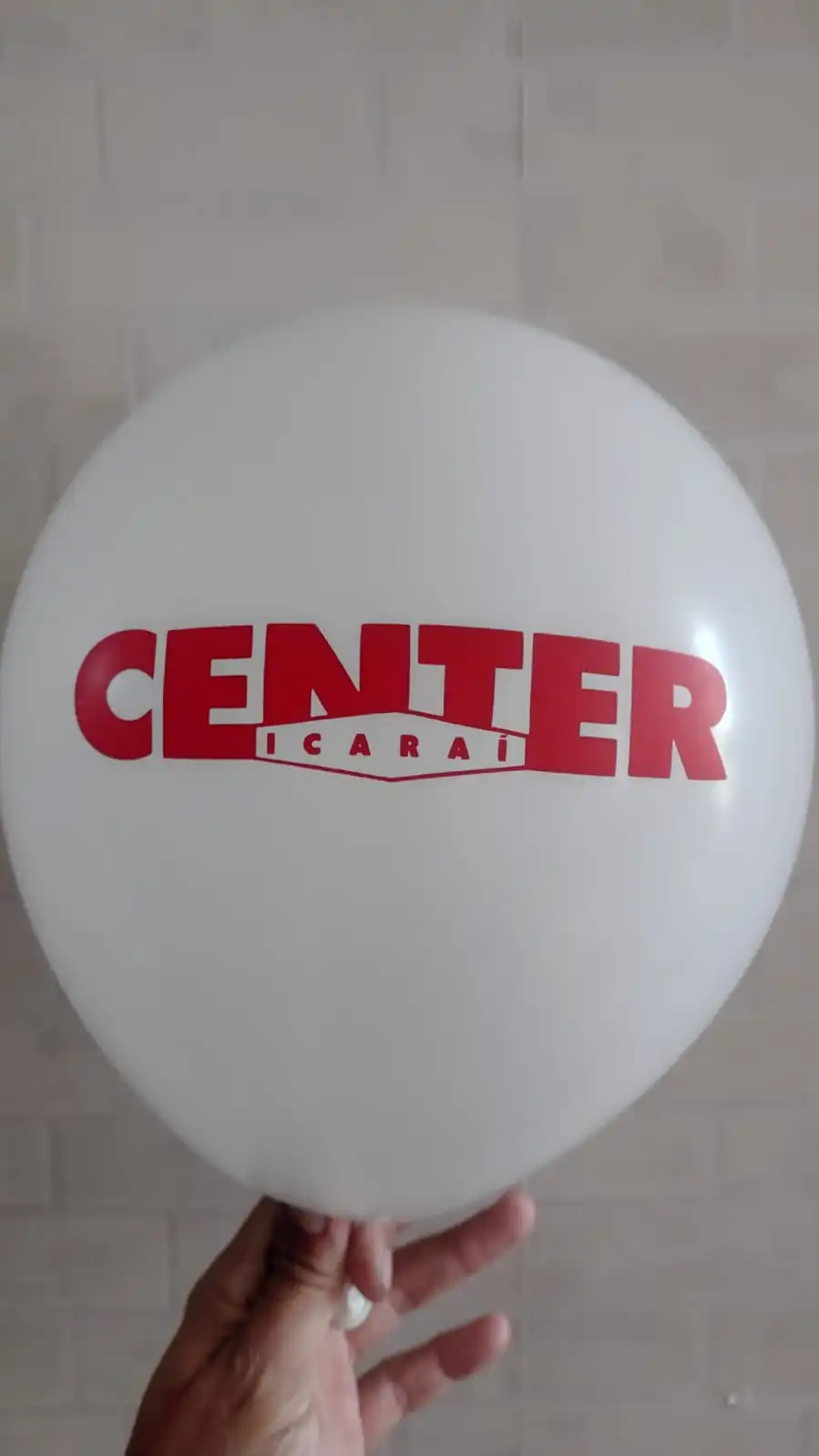 Balão branco com a marca Center e impressão vermelha