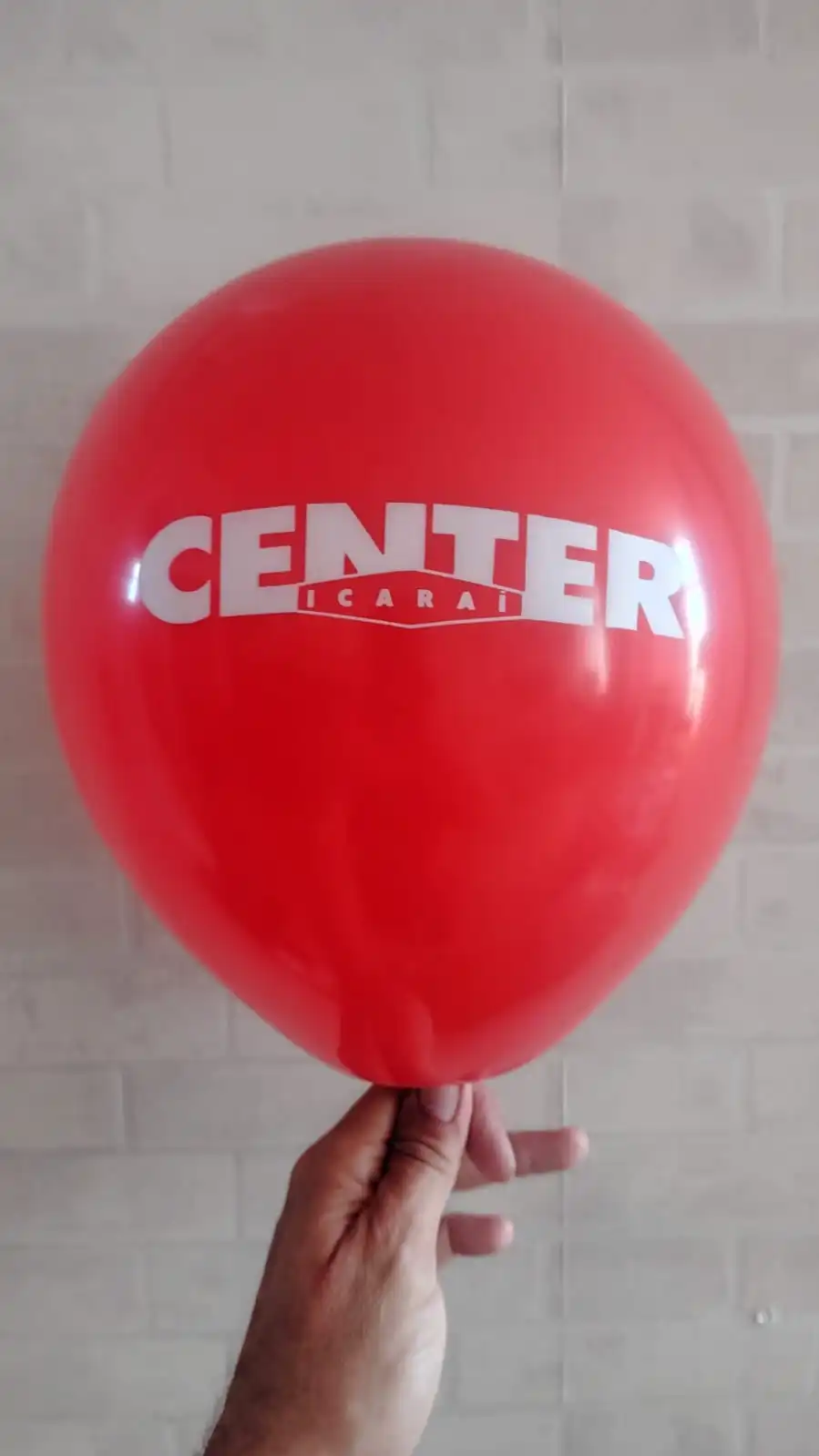 Balão vermelho com a marca Center e impressão branca