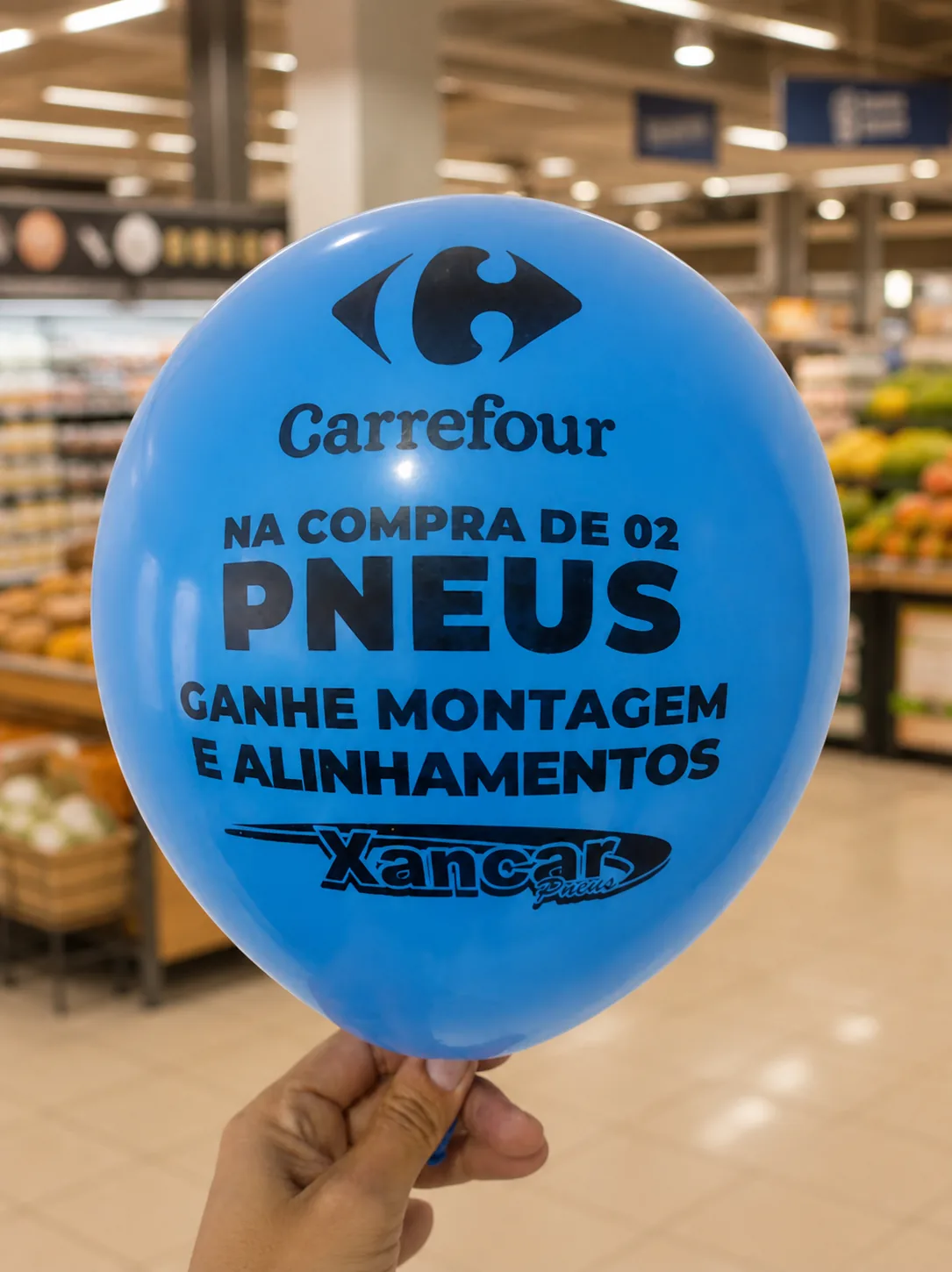 Balão personalizado em ambiente de supermercado