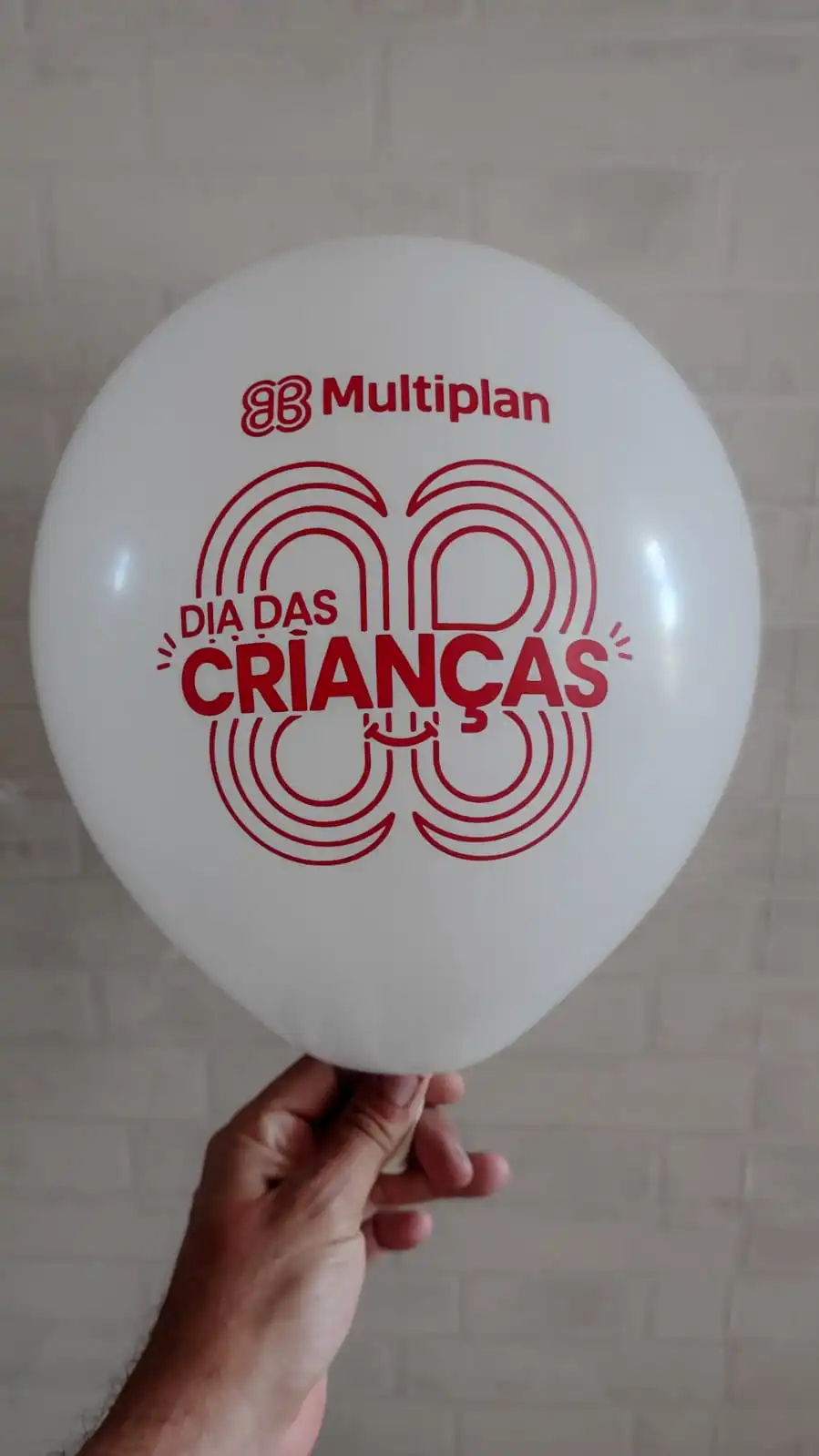 Balão branco com impressão vermelha da Multiplan para o Dia das Crianças