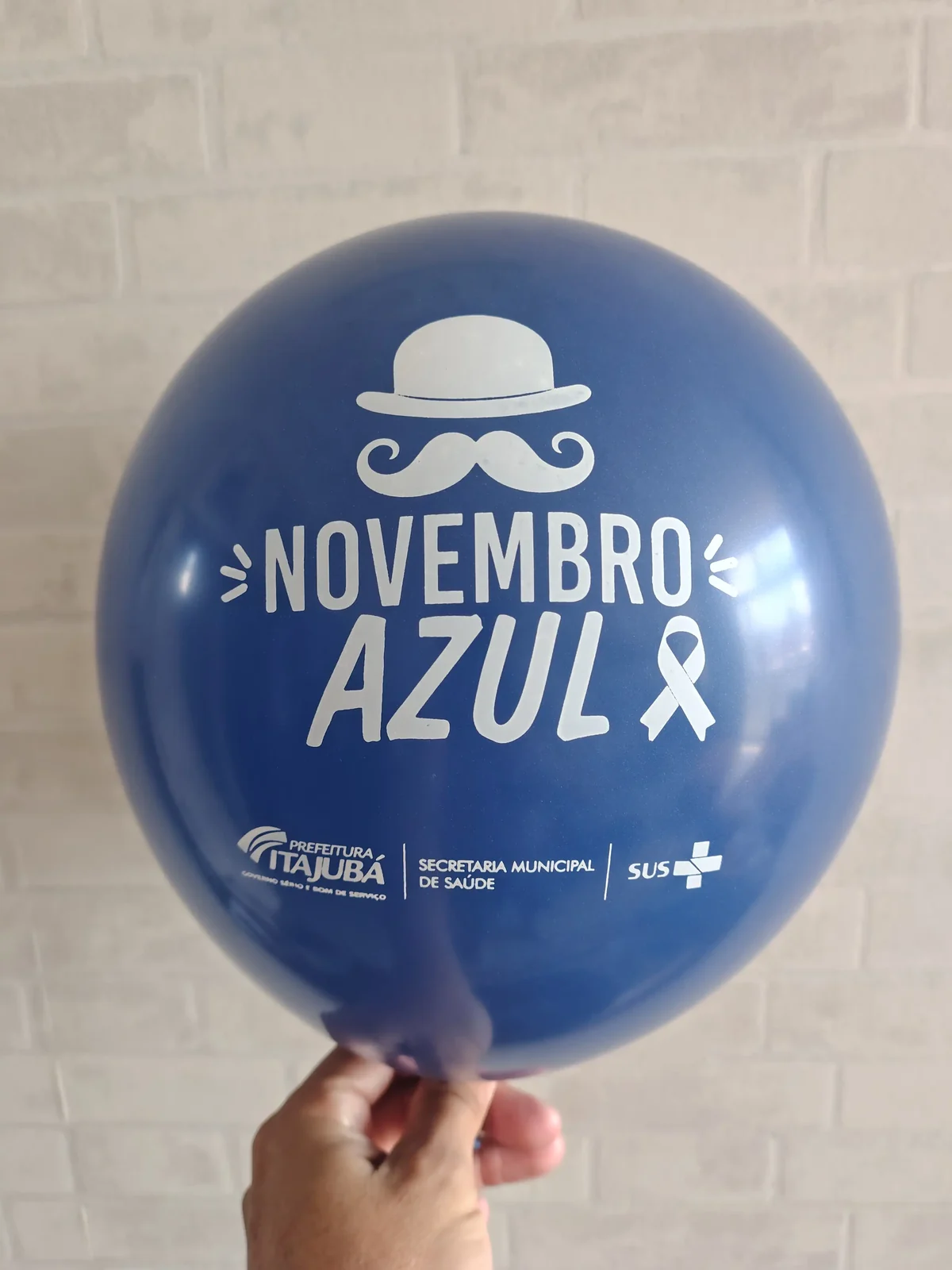 Balão azul com impressão branca para a campanha Novembro Azul